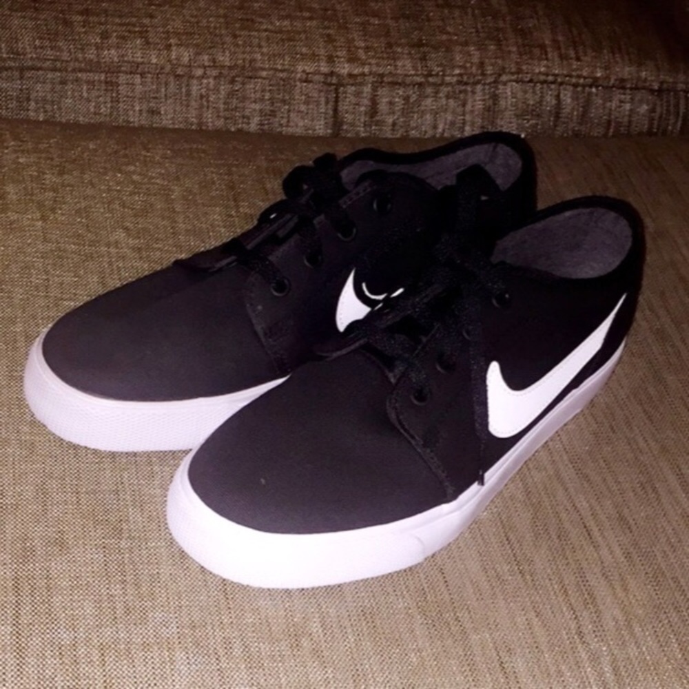 Men’s black & White Nike canvas sneakers